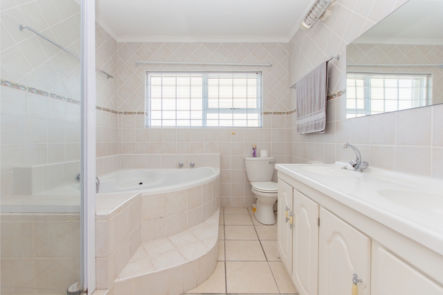 3 Bedroom Property for Sale in Middedorp Western Cape